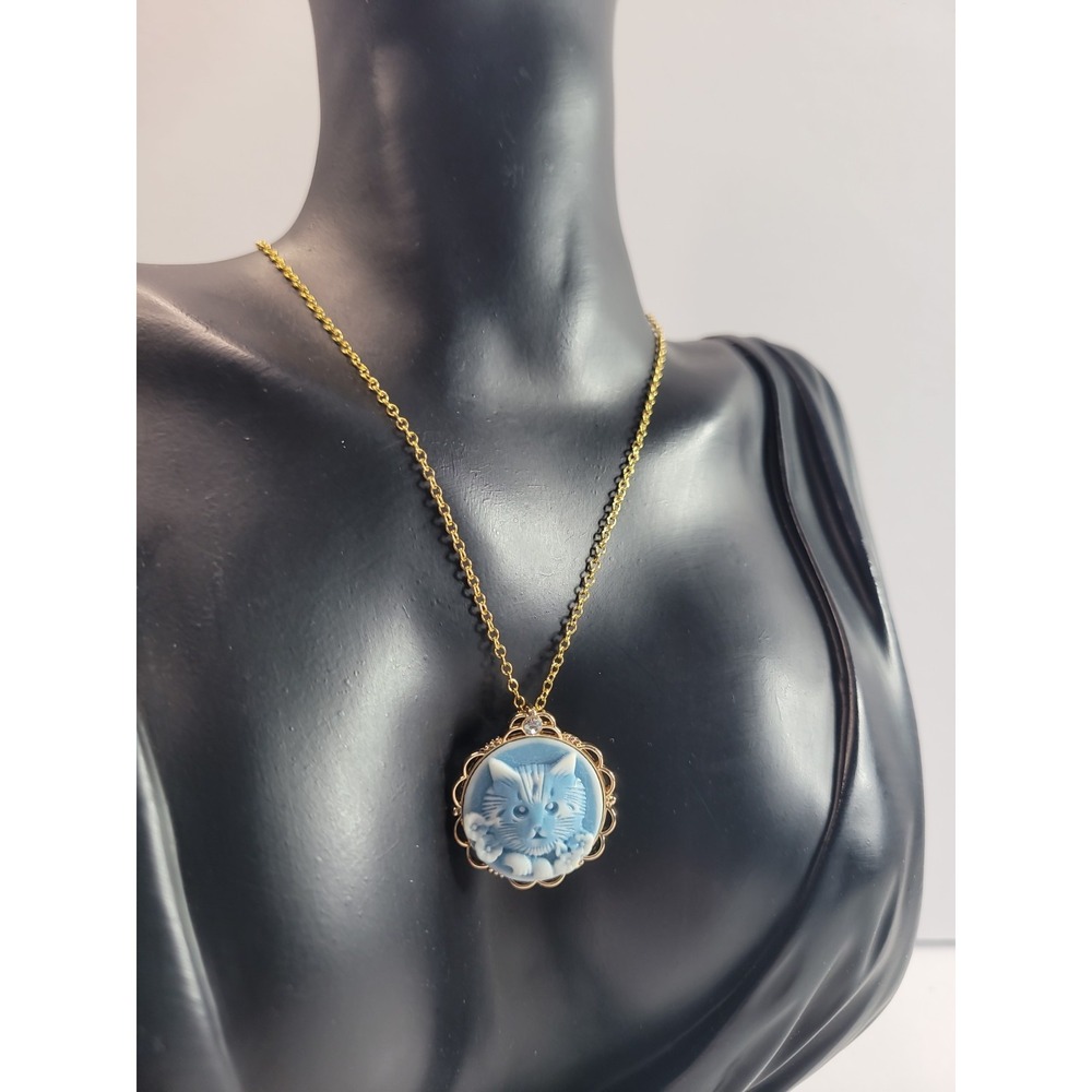 Blue White Cat Cameo Pendant Necklace Gold Tone Filigree Kitty Vintage Style